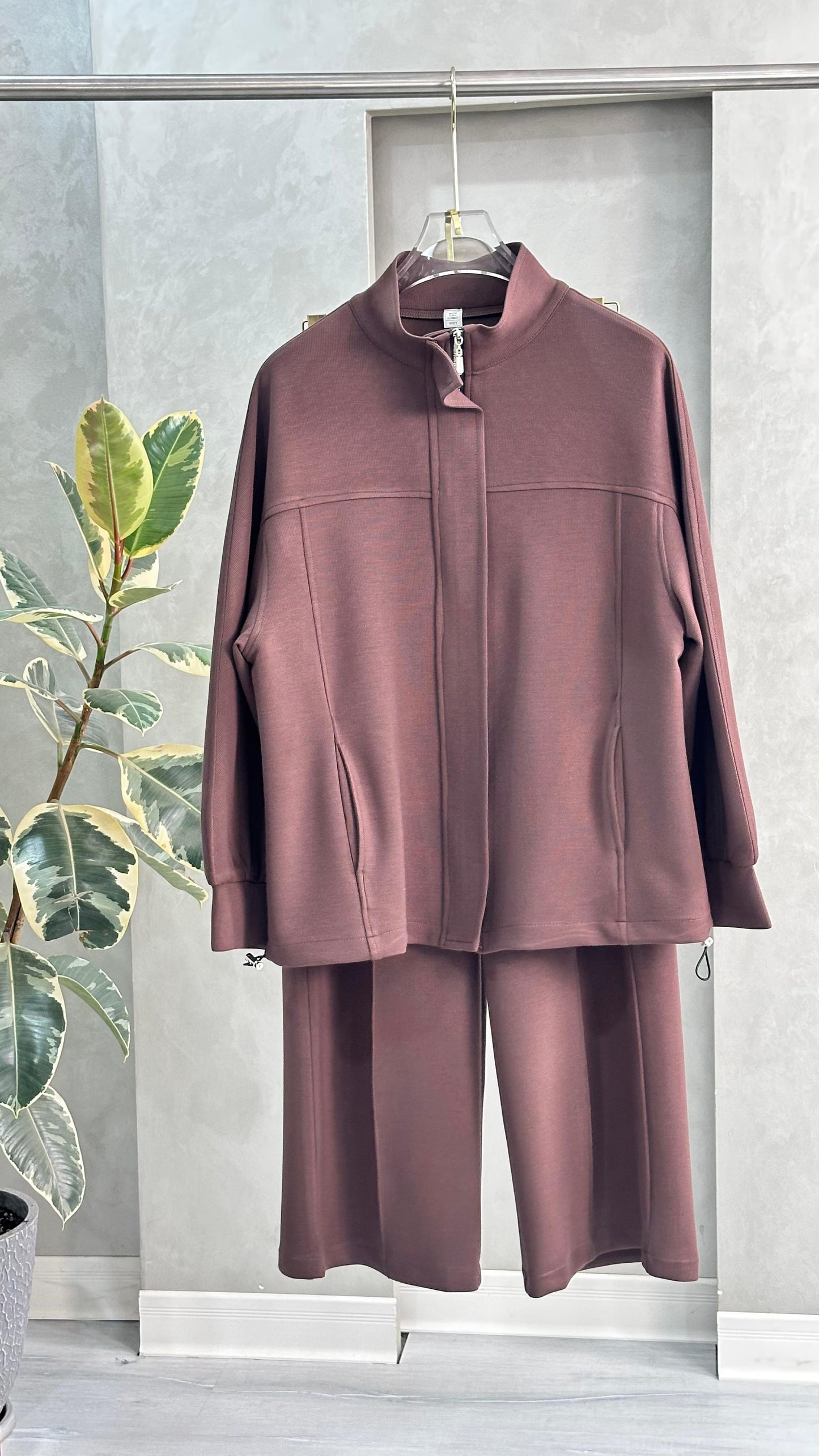 بدلة نسائي بازرار مخفية