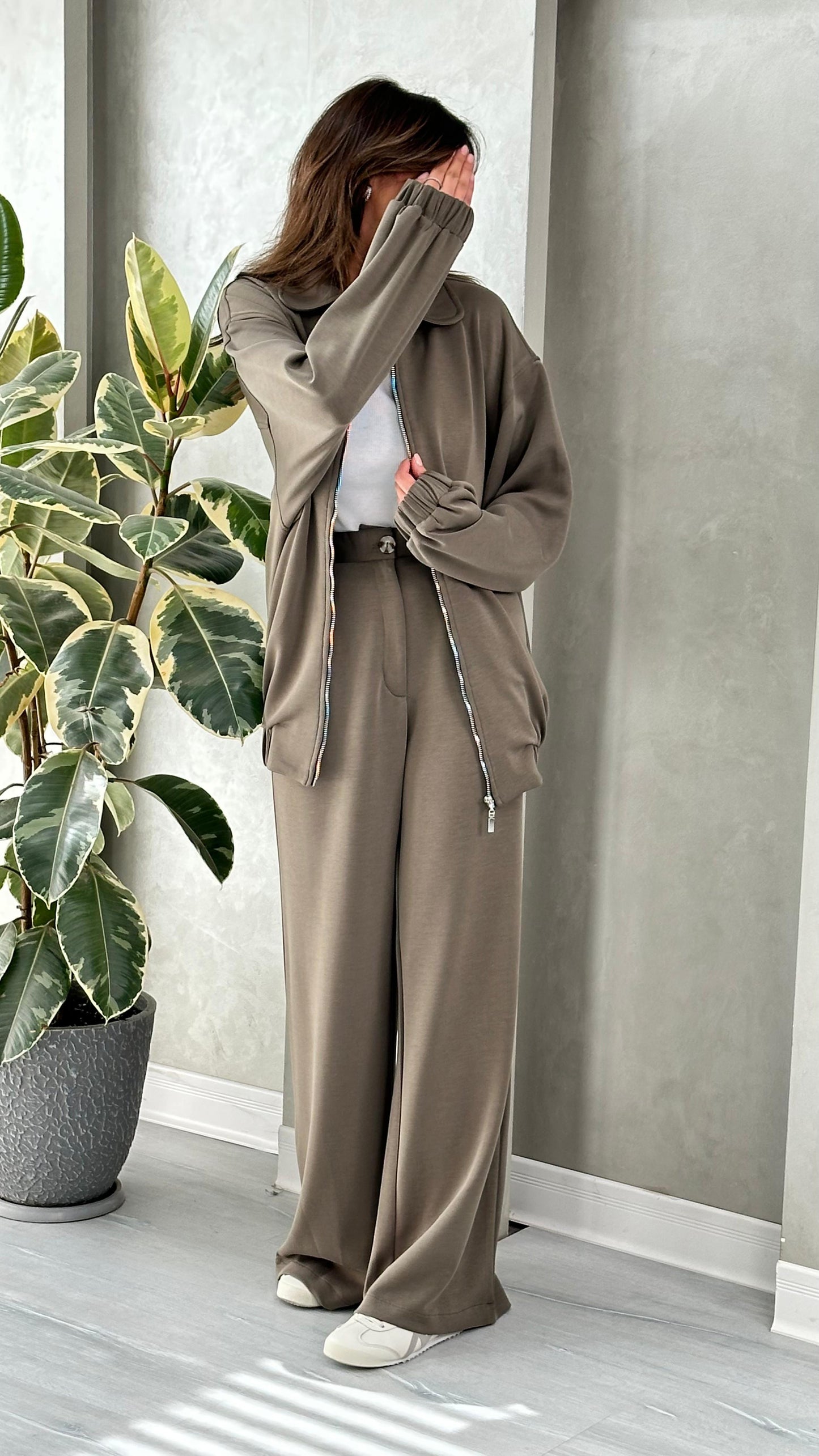 بدلة نسائي بسحاب