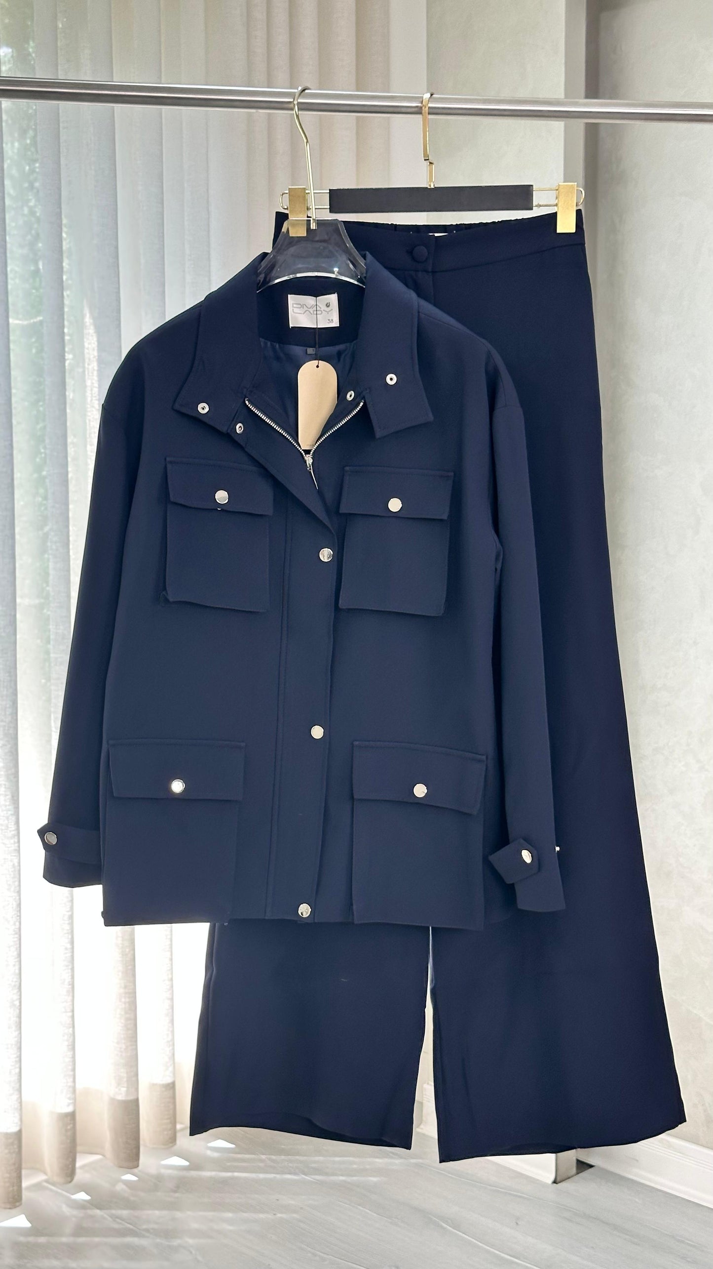 بدلة نسائي بجيوب كبيرة