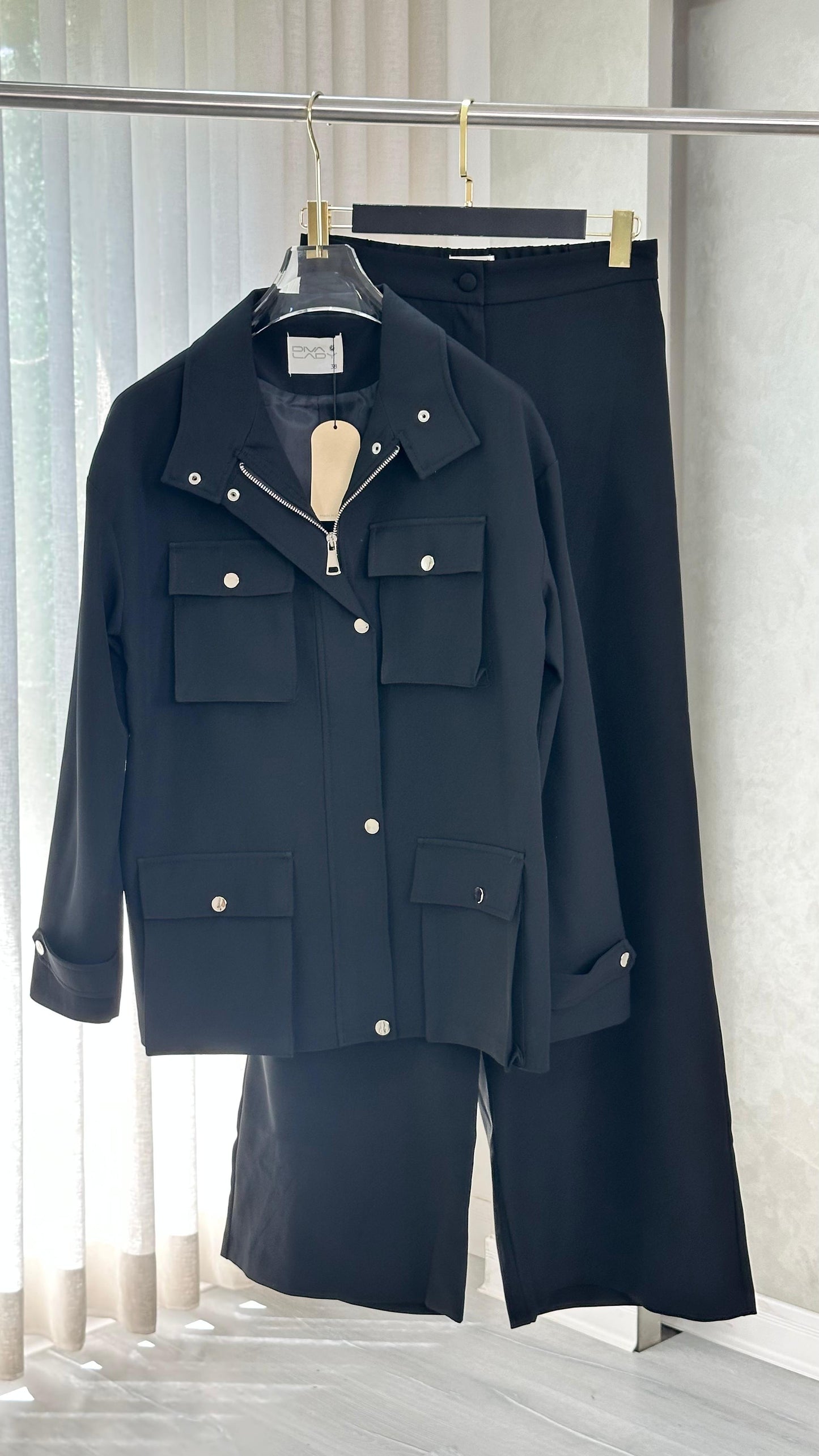 بدلة نسائي بجيوب كبيرة