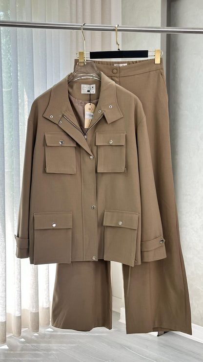 بدلة نسائي بجيوب كبيرة