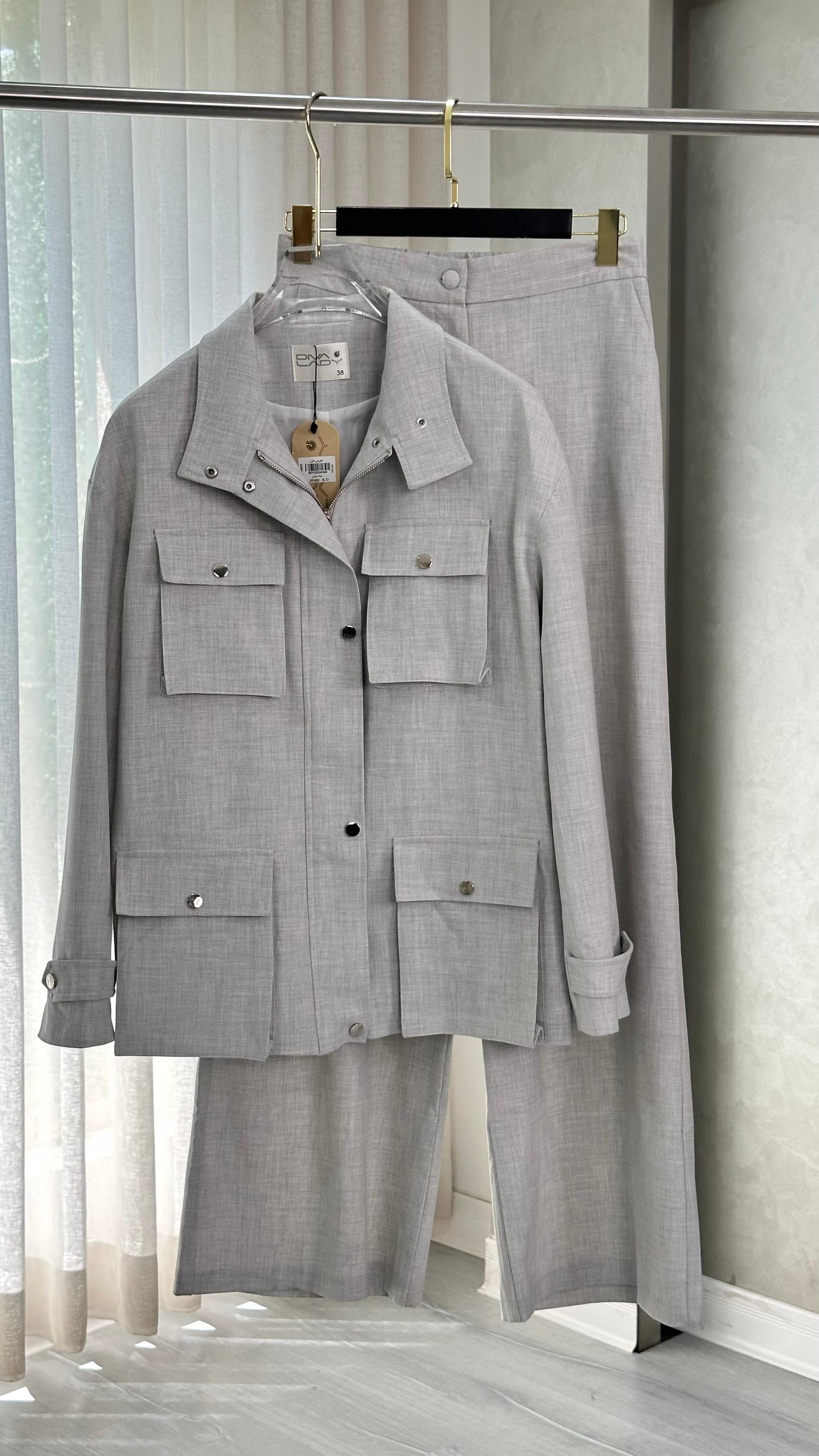 بدلة نسائي بجيوب كبيرة