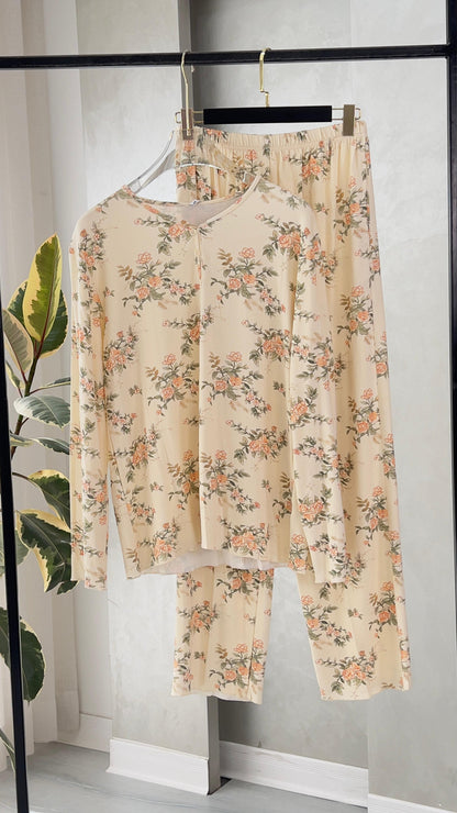 بيجامة نسائي مزهرة من غير ازرار