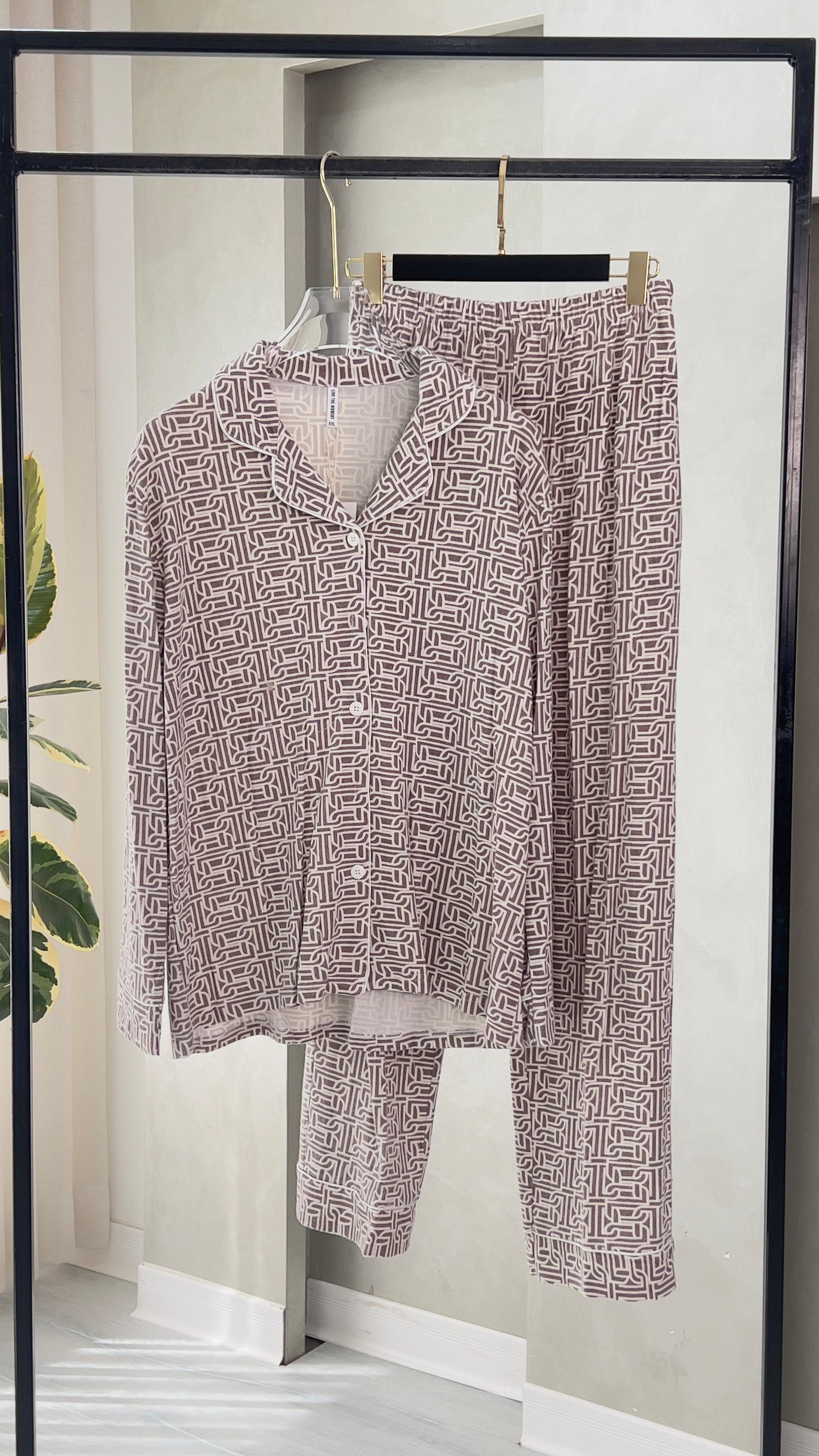 بيجامة نسائي مزركشة بالكامل