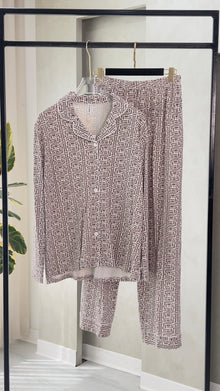 بيجامة نسائي مزركشة بالكامل