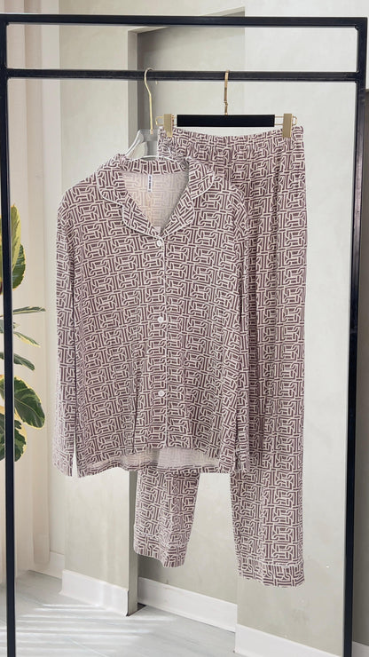 بيجامة نسائي مزركشة بالكامل