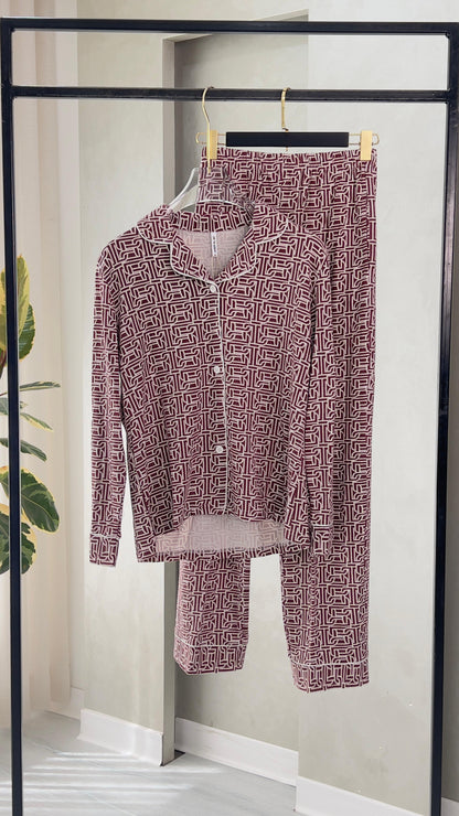 بيجامة نسائي مزركشة بالكامل