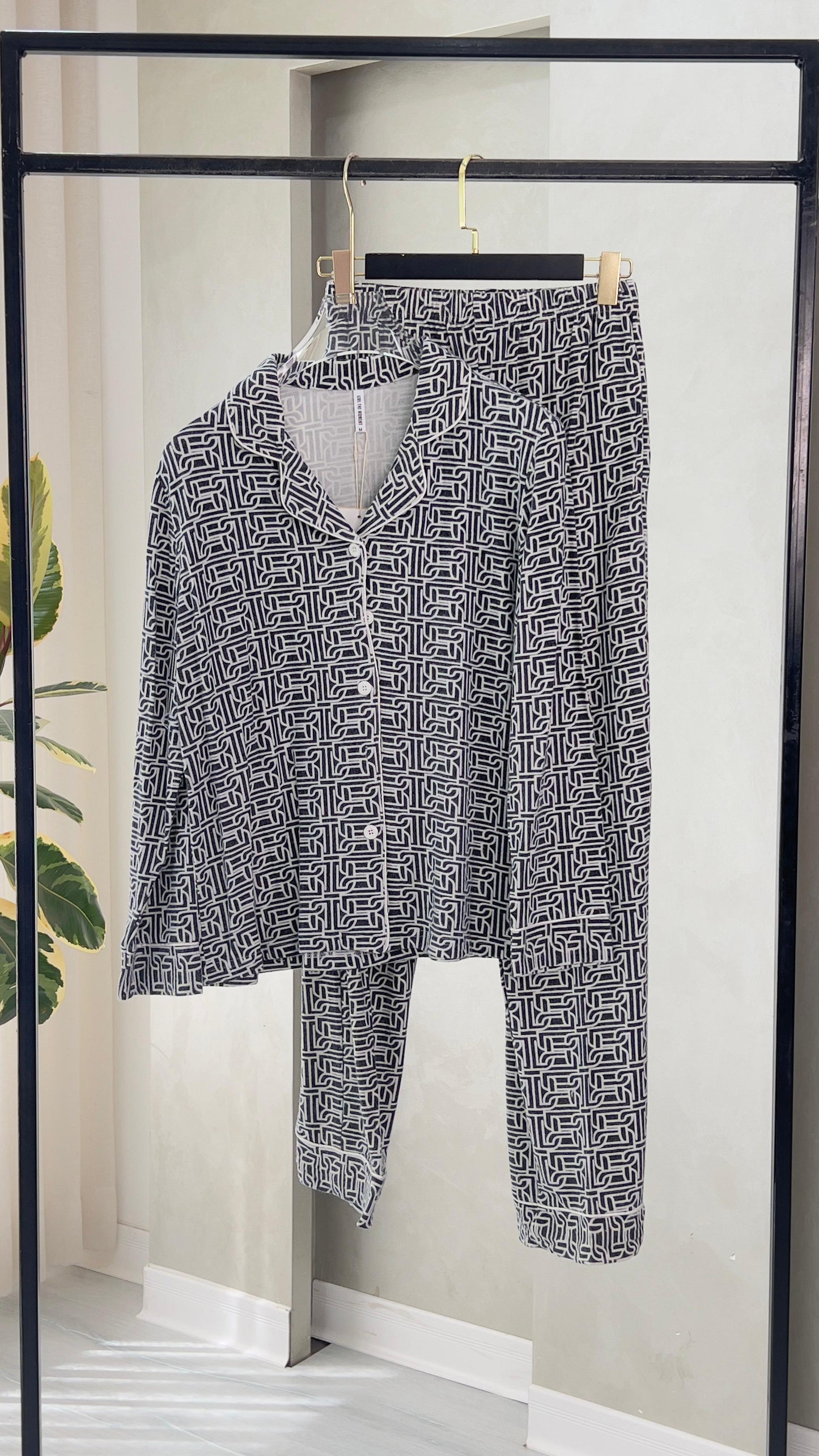 بيجامة نسائي مزركشة بالكامل