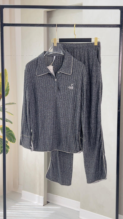 بيجامة نسائي هادئة