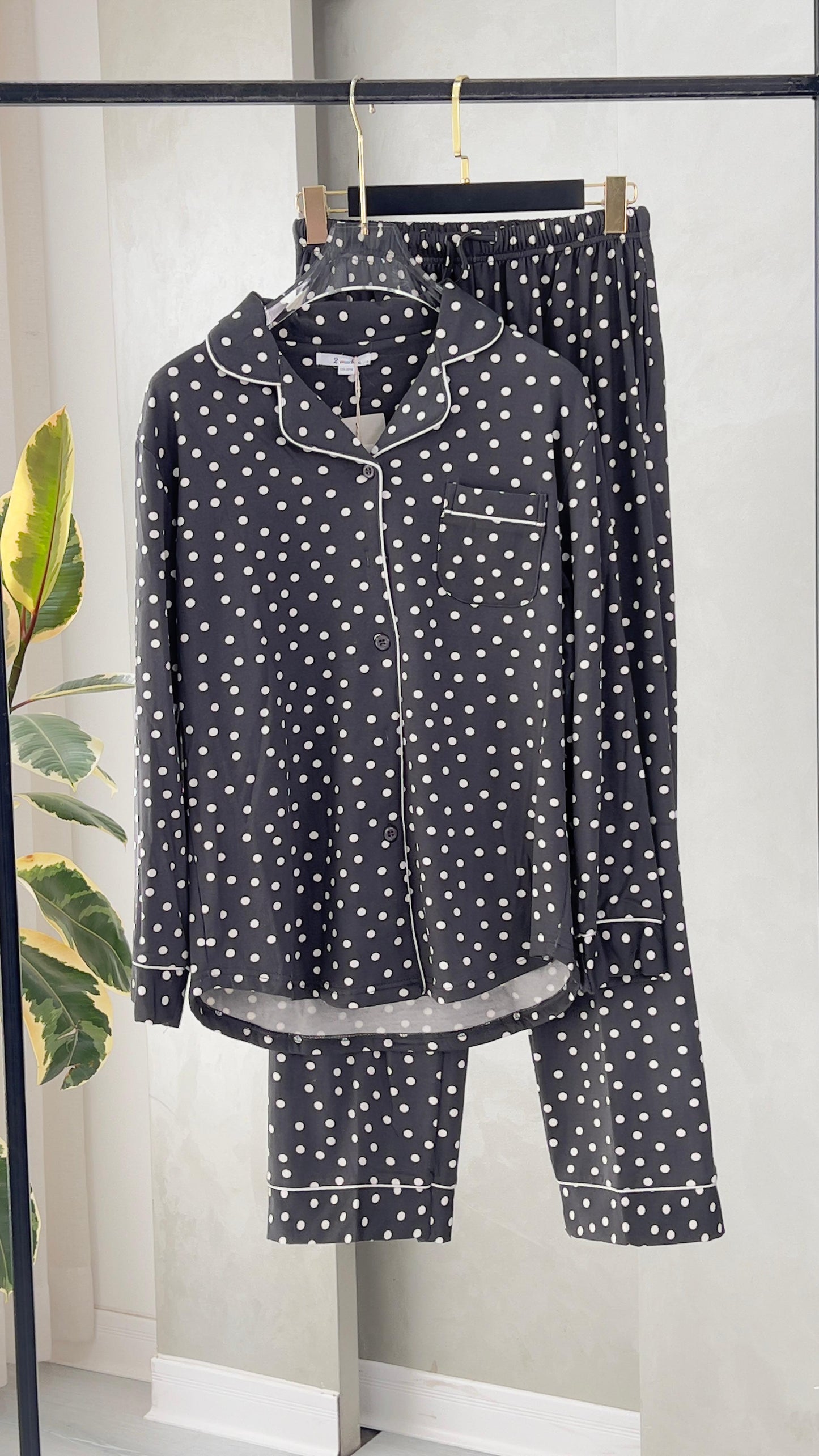 بيجامة نسائي منقطة بازرار