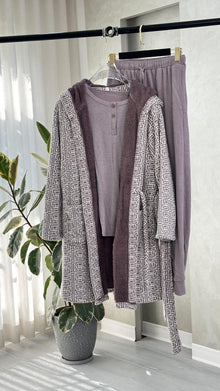 بيجامة نسائية مع روب مدقدق