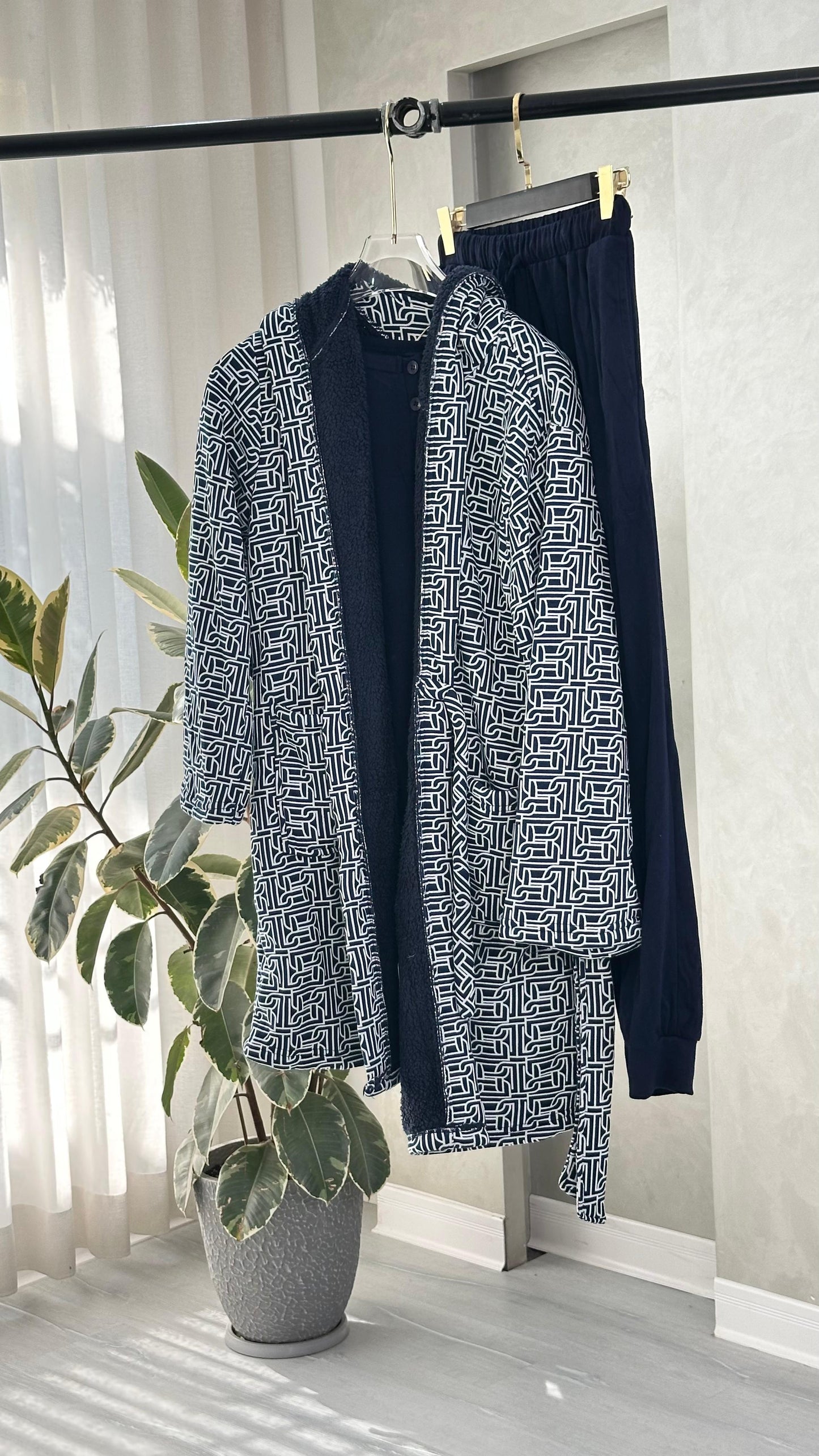 بيجامة نسائية مع روب مدقدق