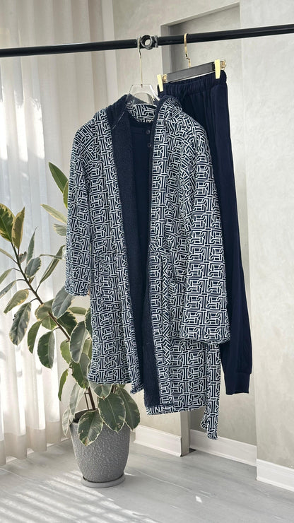 بيجامة نسائية مع روب مدقدق