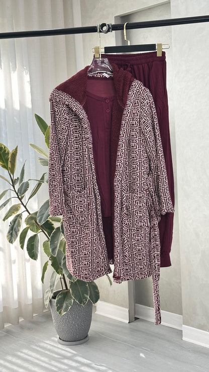 بيجامة نسائية مع روب مدقدق