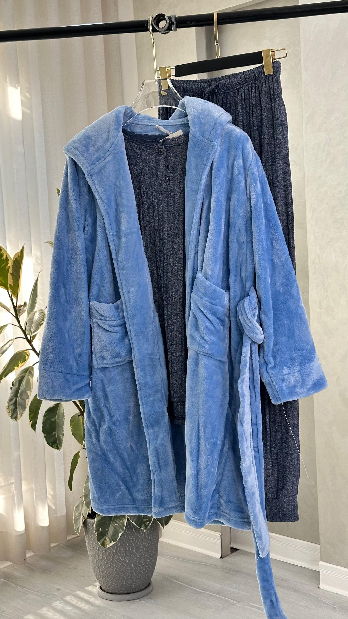 بيجامة نسائي مقلمة داخلياً