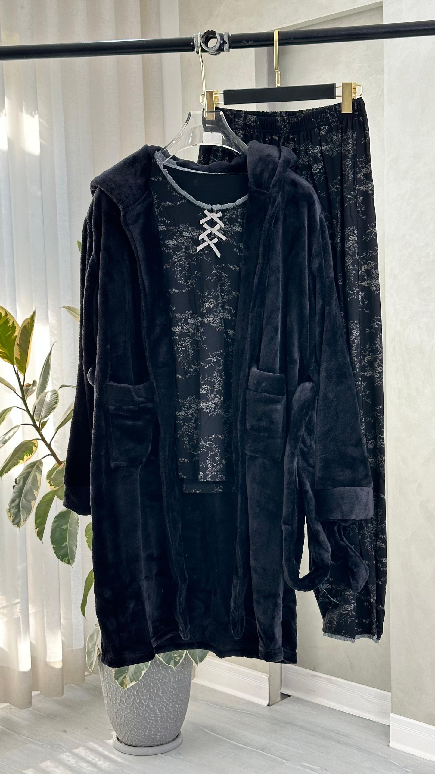 بيجامة نسائي مموهة داخلياً