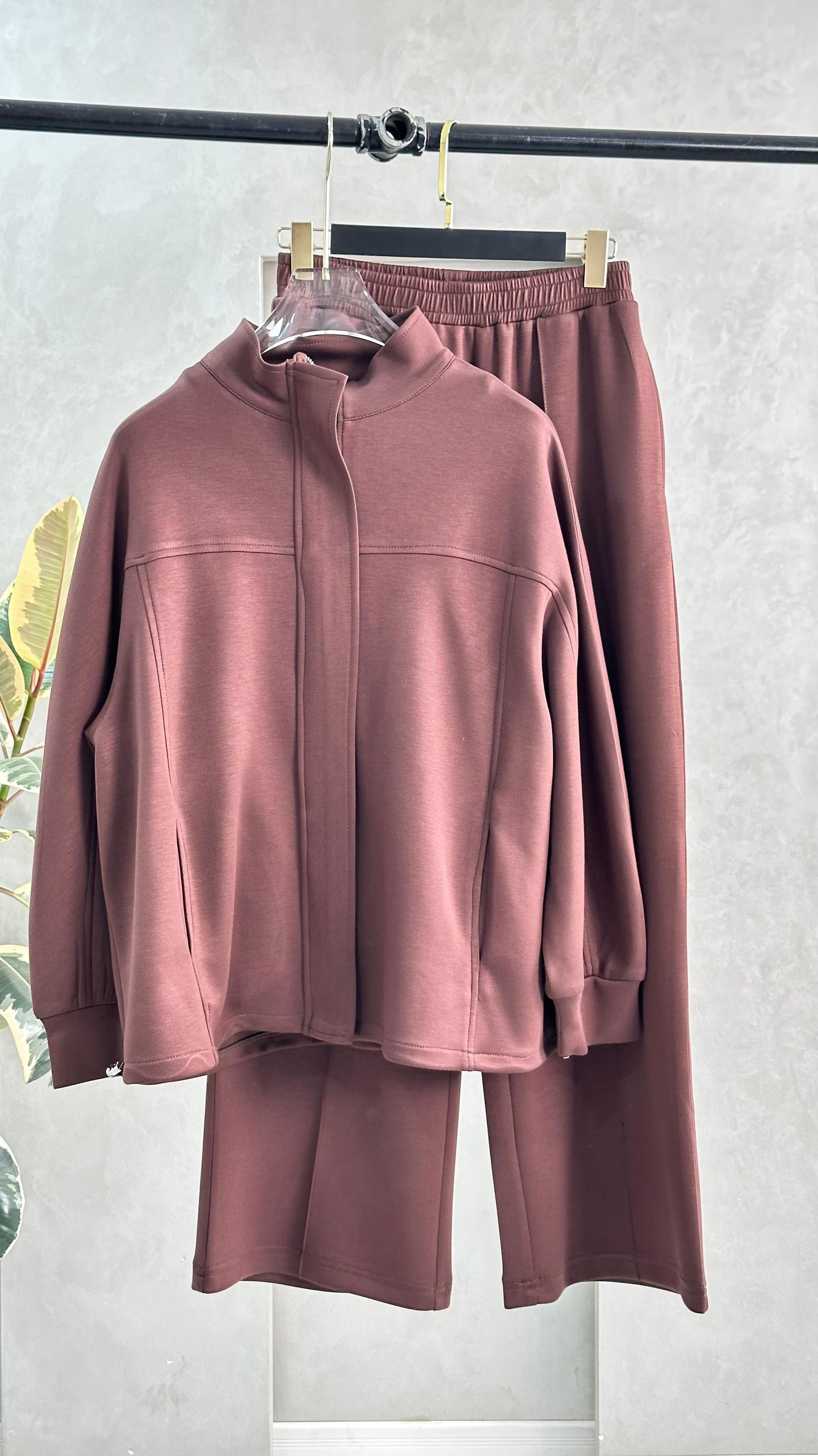 بدلة نسائي بازرار مخفية