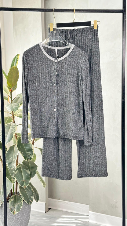 بيجامة نسائي عريضة بازرار