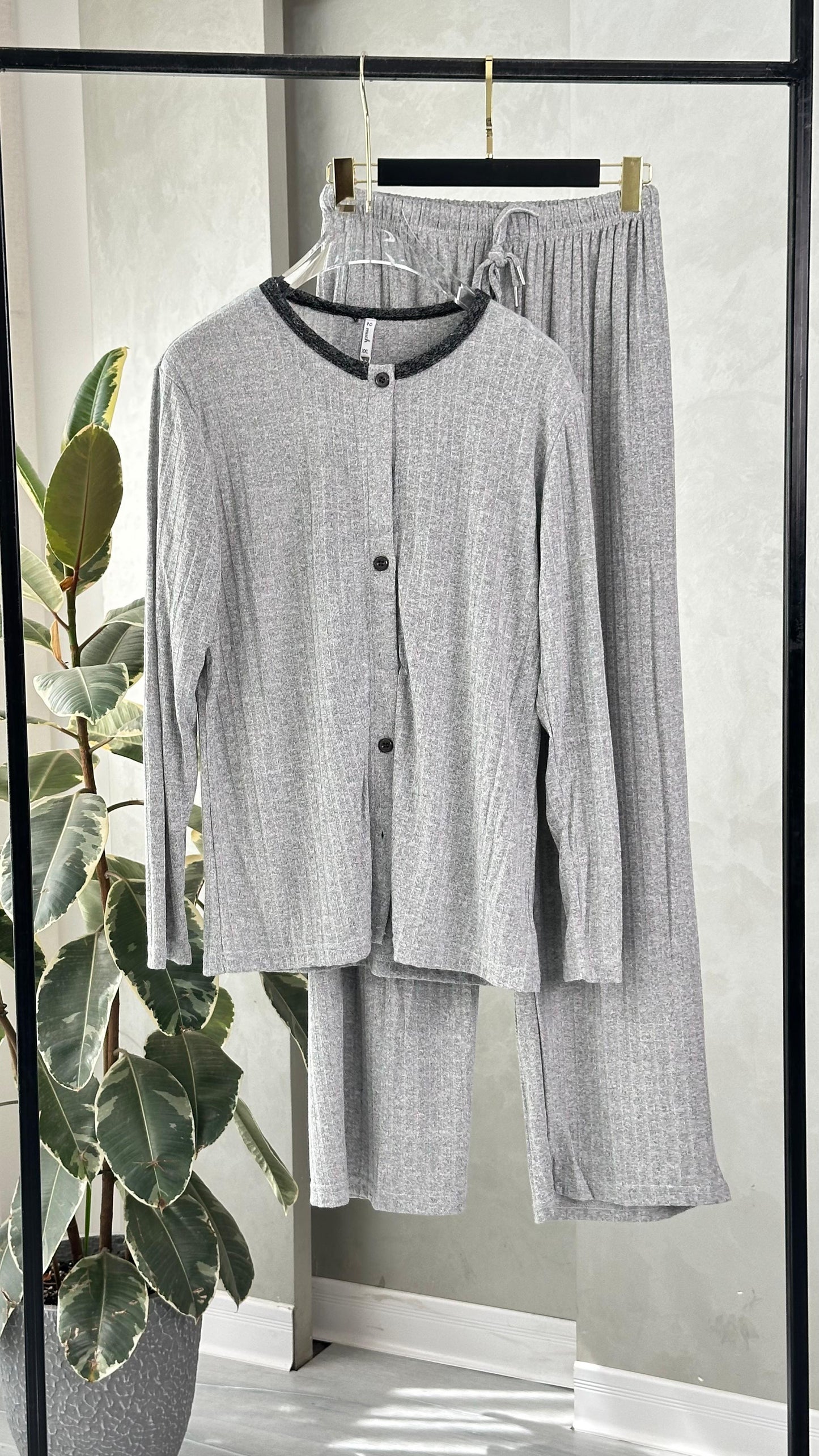 بيجامة نسائي عريضة بازرار