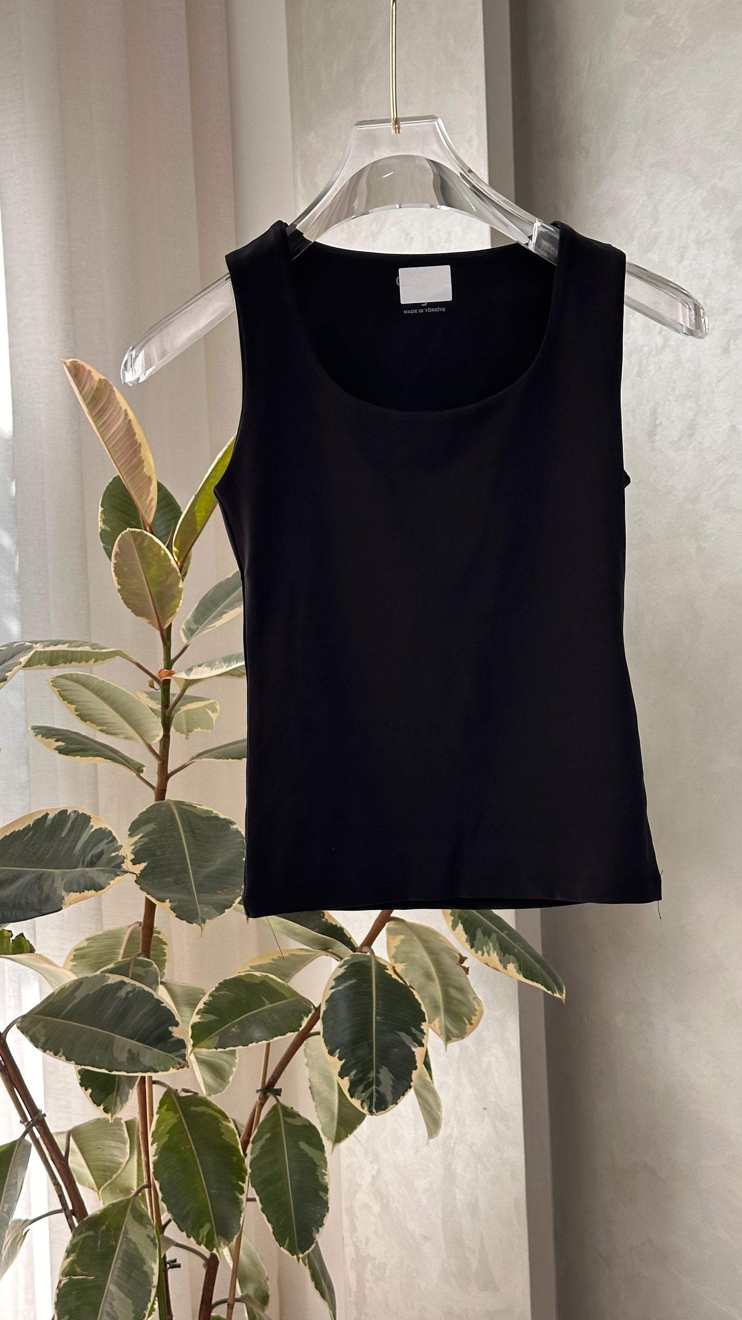 توب نسائي من غير اكمام