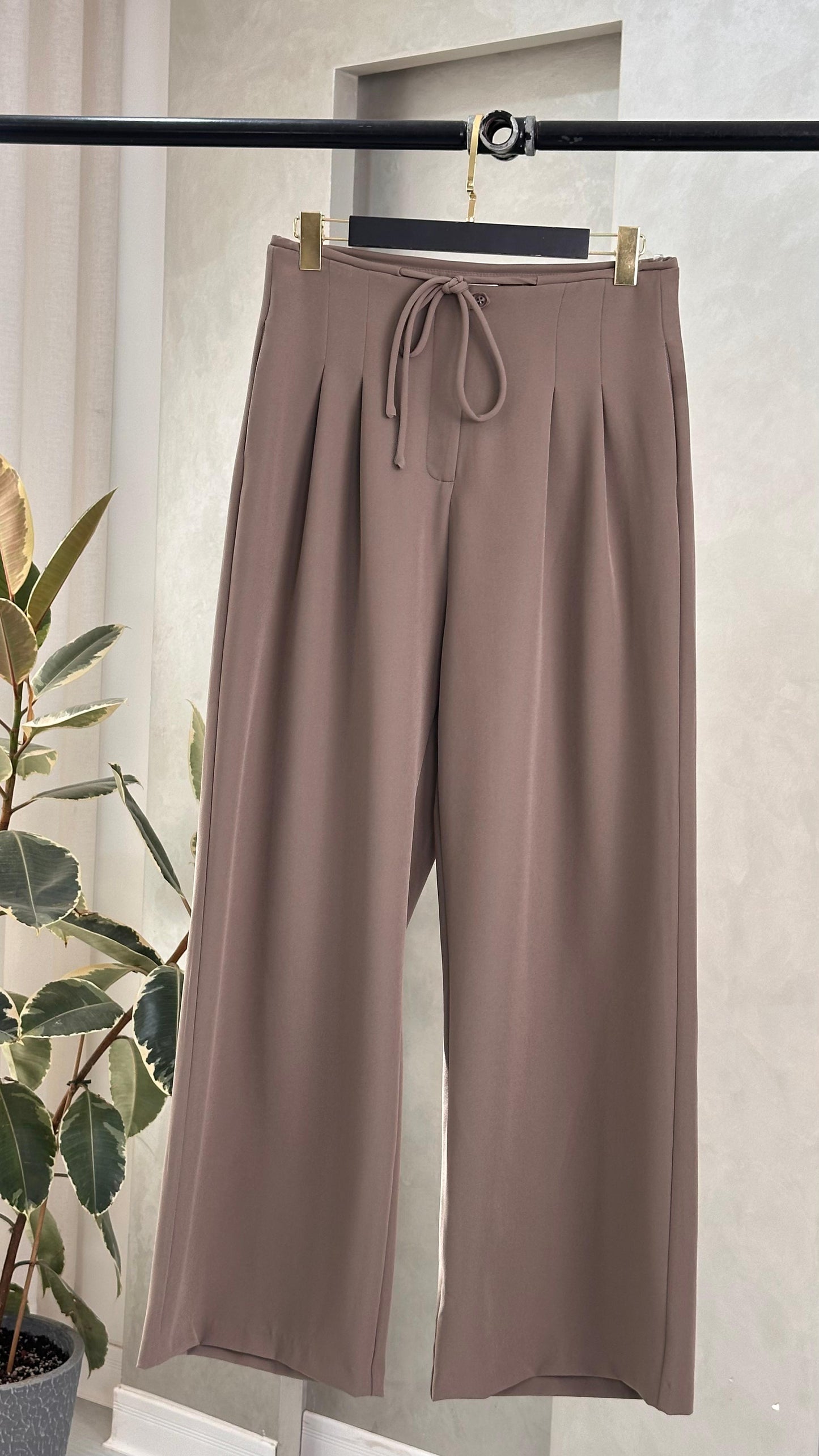 بنطلون نسائي واسع بكسرة