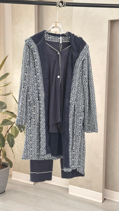 بيجامة نسائي مع روب طويل منقش