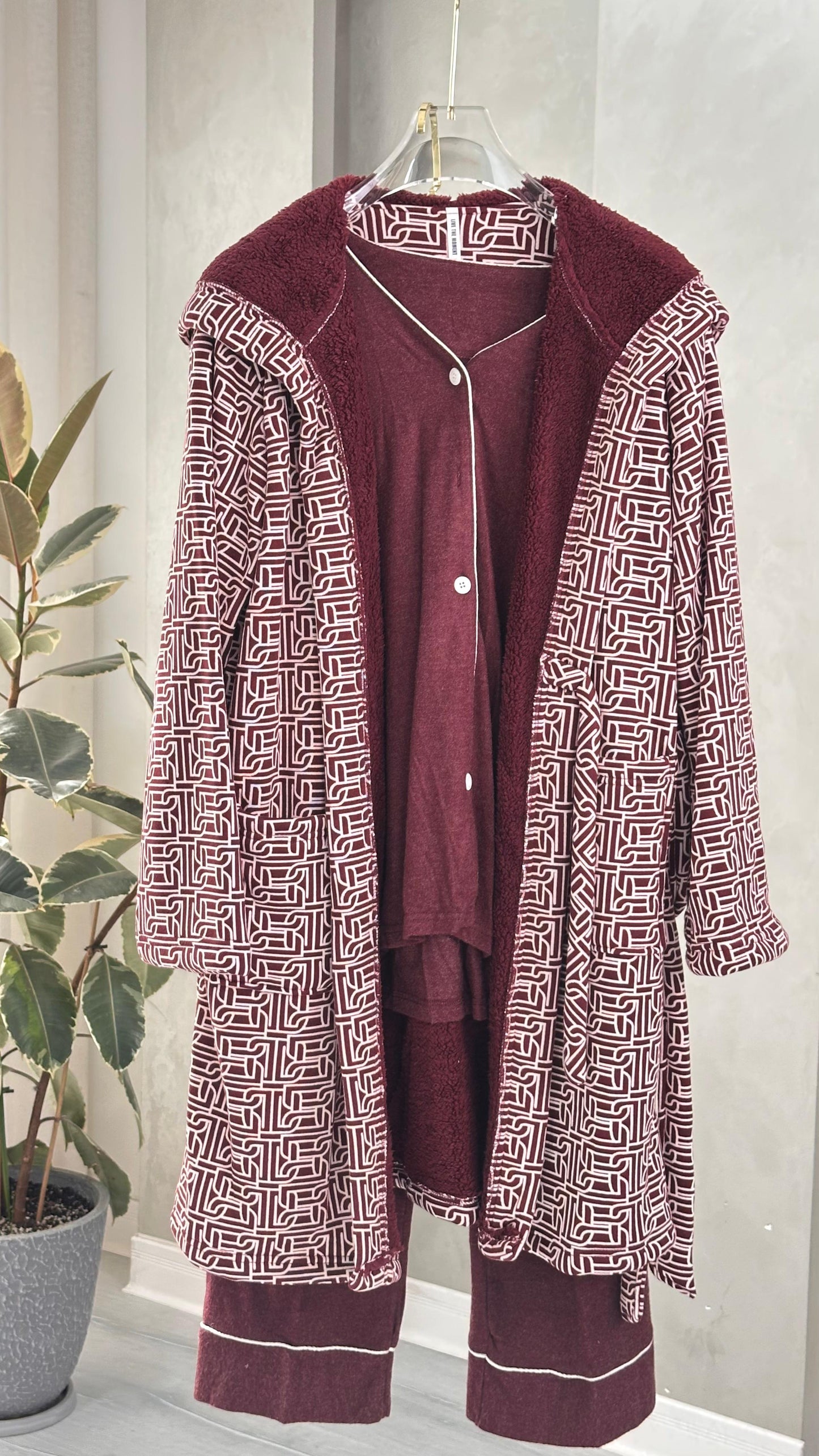 بيجامة نسائي مع روب طويل منقش