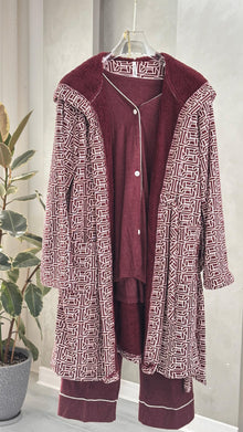 بيجامة نسائي مع روب طويل منقش