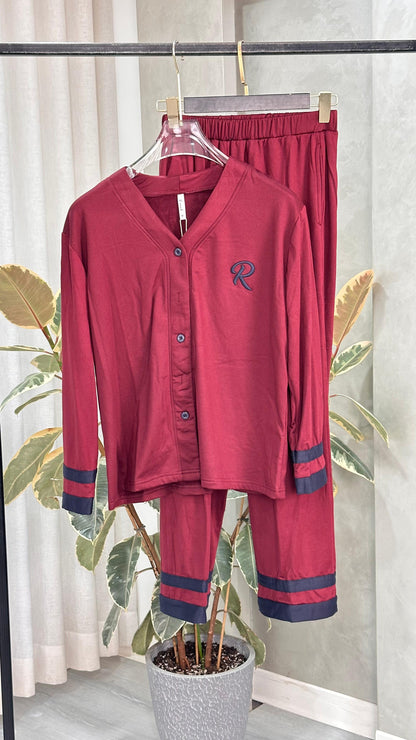 بيجامة نسائي باطراف محددة بالاسود