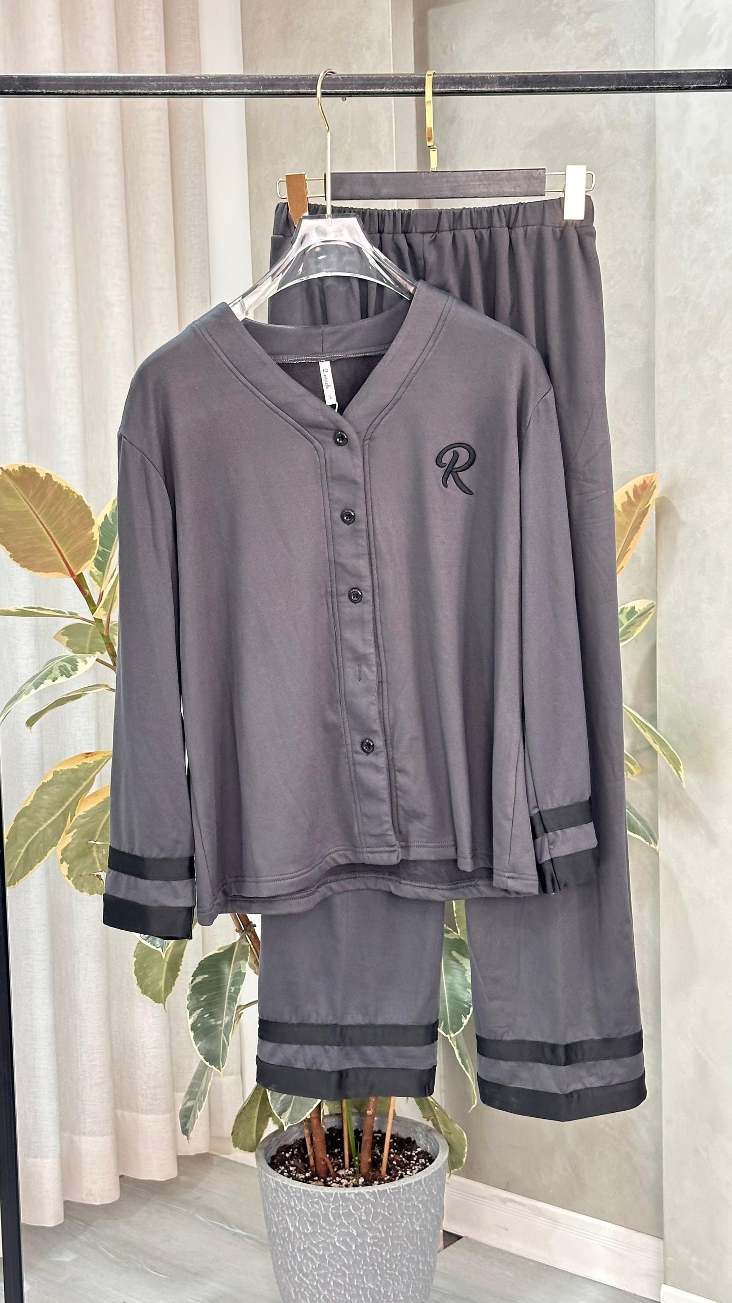 بيجامة نسائي باطراف محددة بالاسود