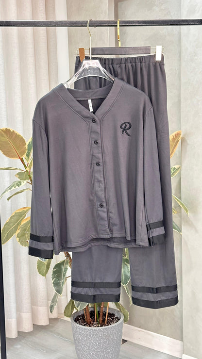 بيجامة نسائي باطراف محددة بالاسود