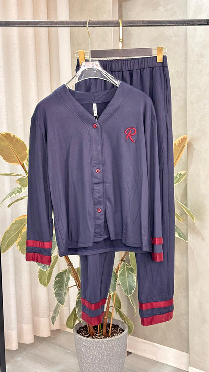 بيجامة نسائي باطراف محددة بالاسود