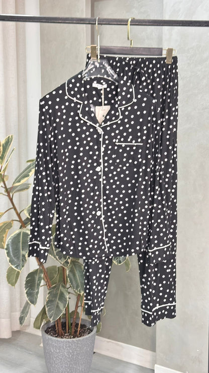 بيجامة نسائي منقطة