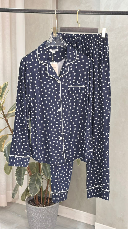 بيجامة نسائي منقطة