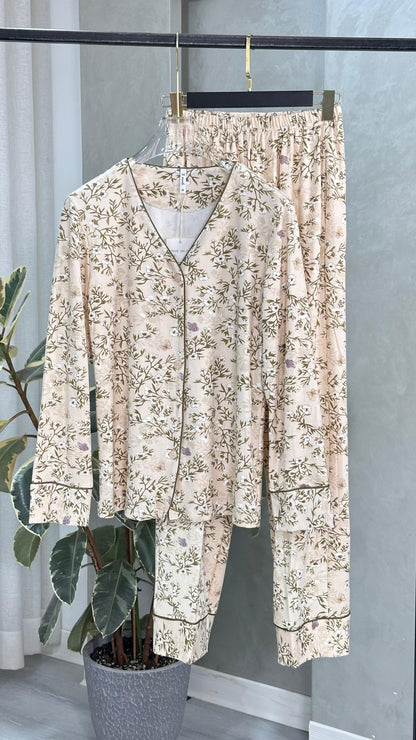 بيجامة نسائي بنقش ورود