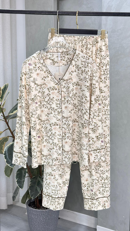 بيجامة نسائي بنقش ورود