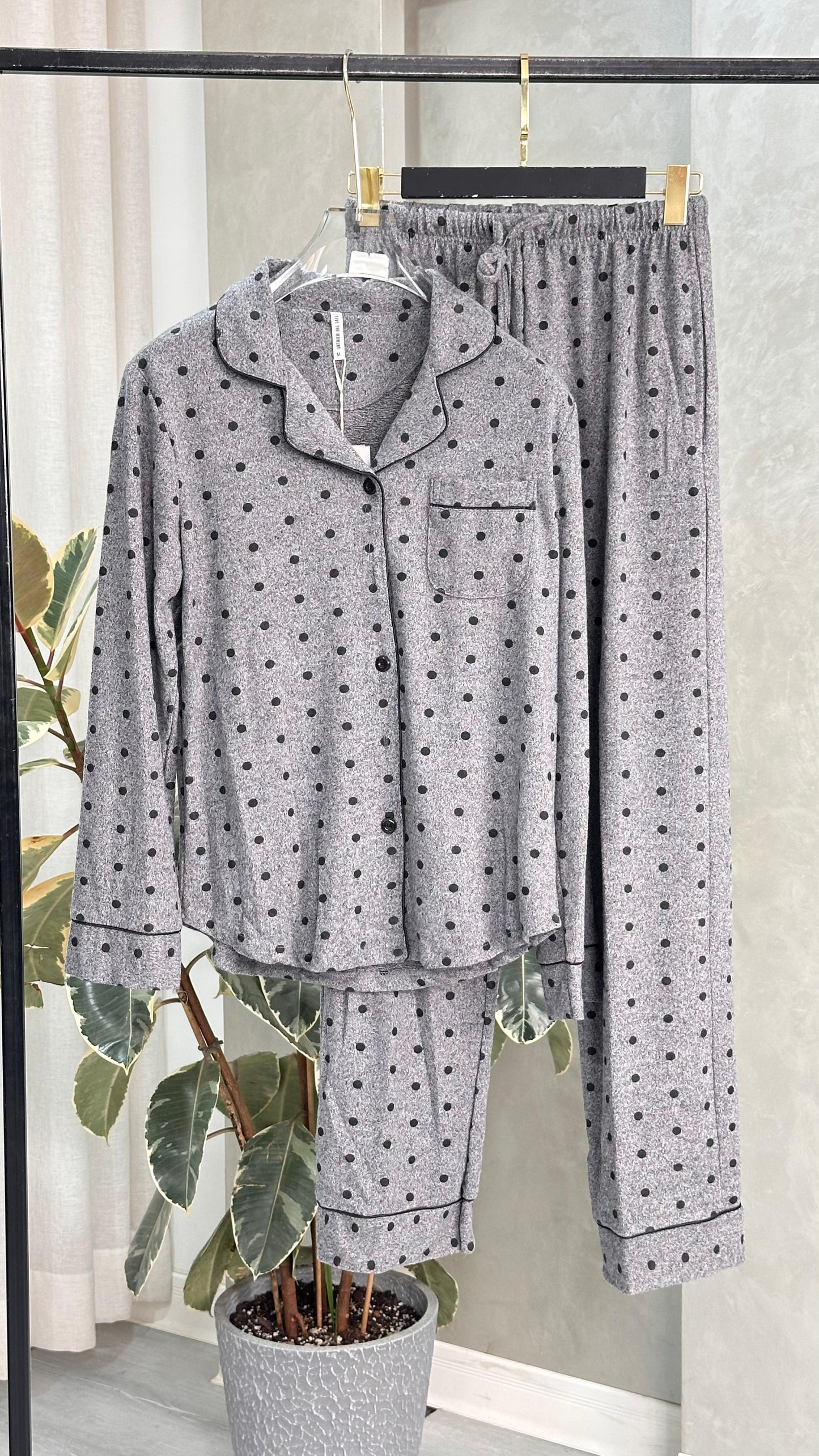 بيجامة نسائي منقط هادئ