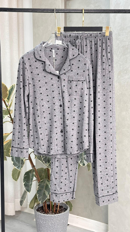 بيجامة نسائي منقط هادئ