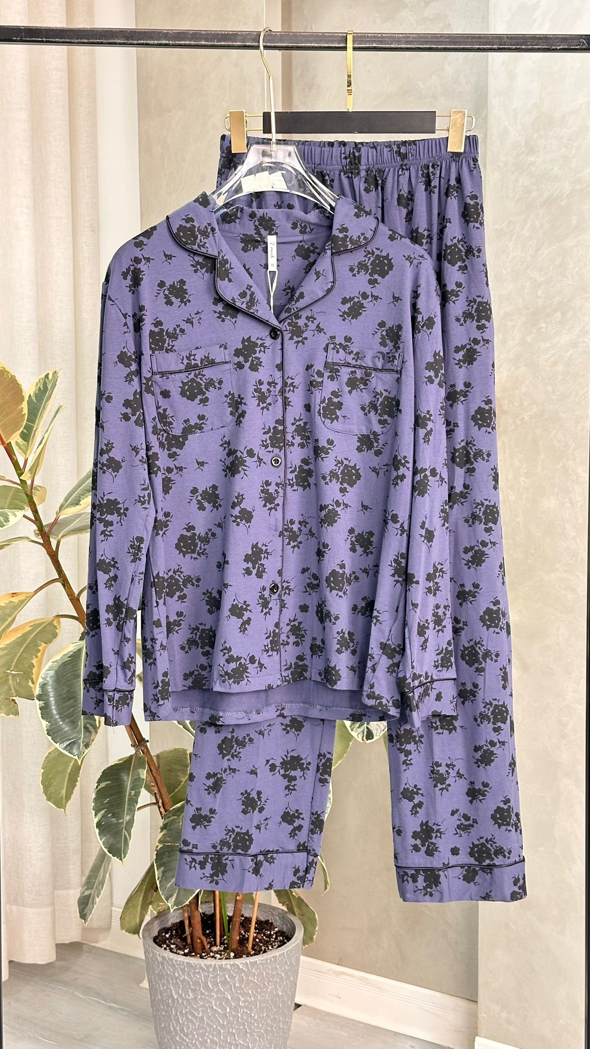 بيجامة نسائي منقشة وبازرار