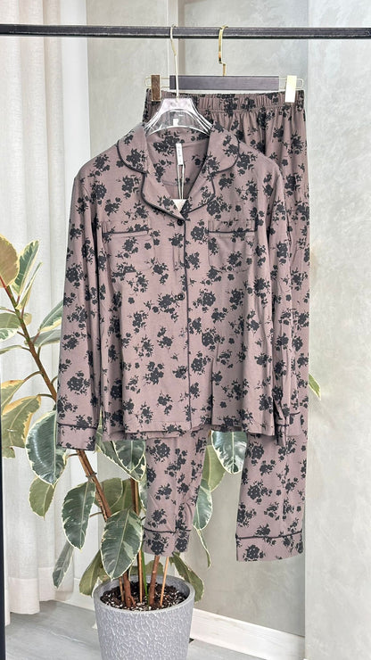 بيجامة نسائي منقشة وبازرار