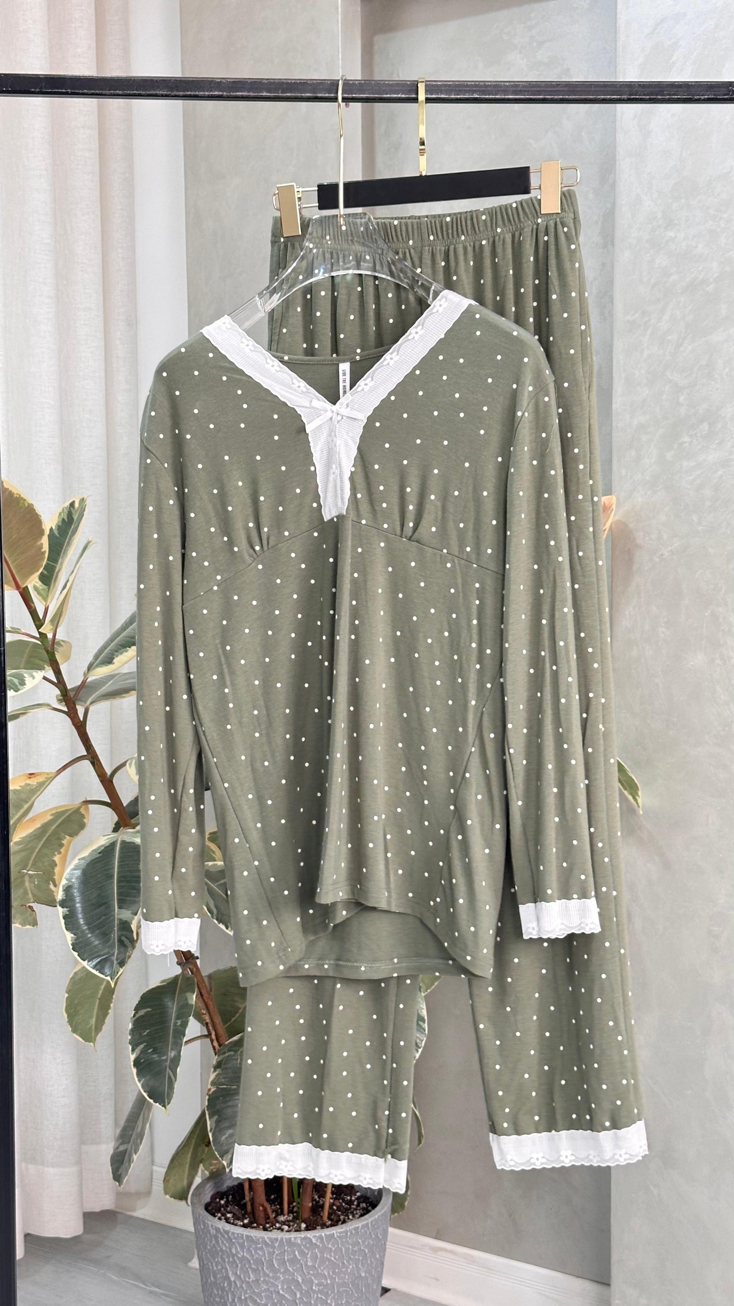 بيجامة نسائي بقبة واكمام مميزة