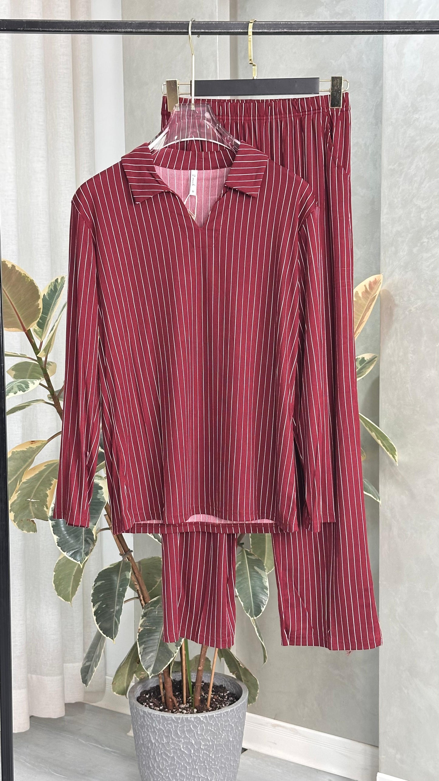 بيجامة نسائي مقلم