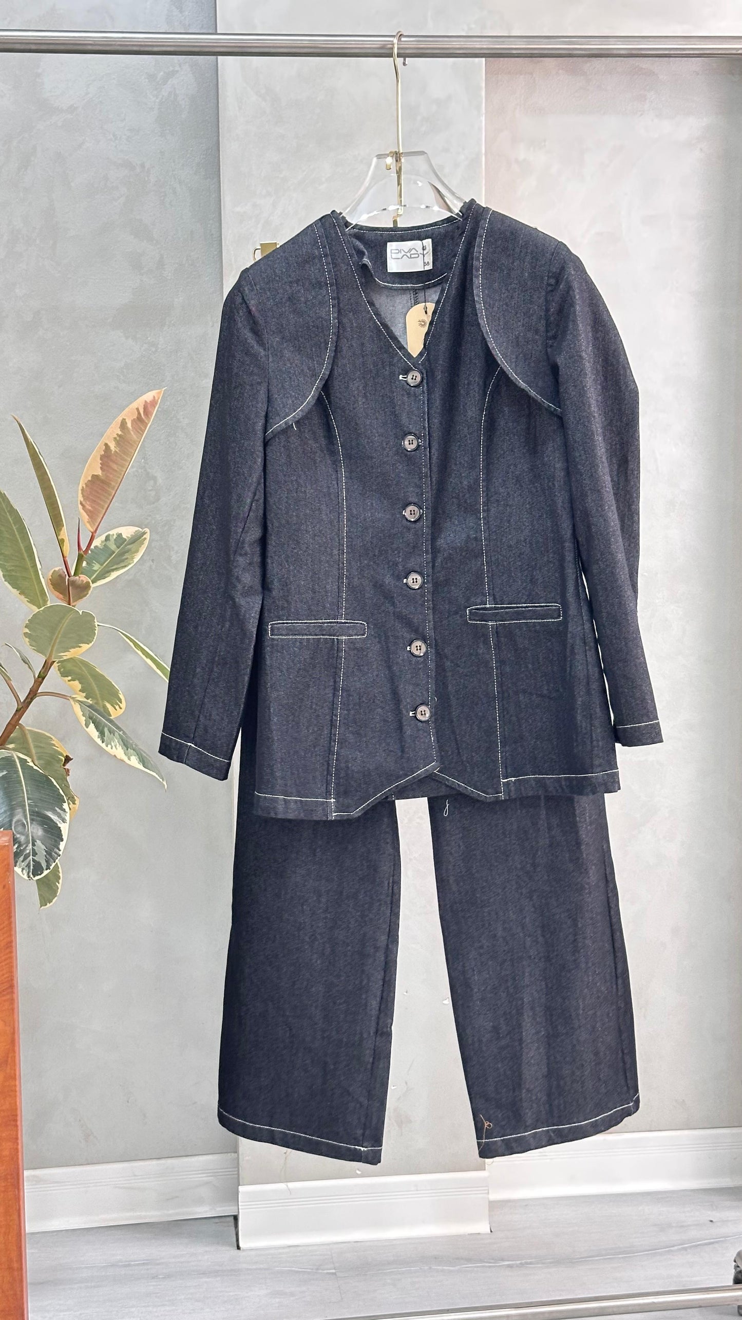 بدلة جينز بشكل v