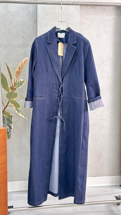 جاكيت جينز طويل بقصة مُحكمة