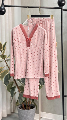 بيجامة نسائي منقطة