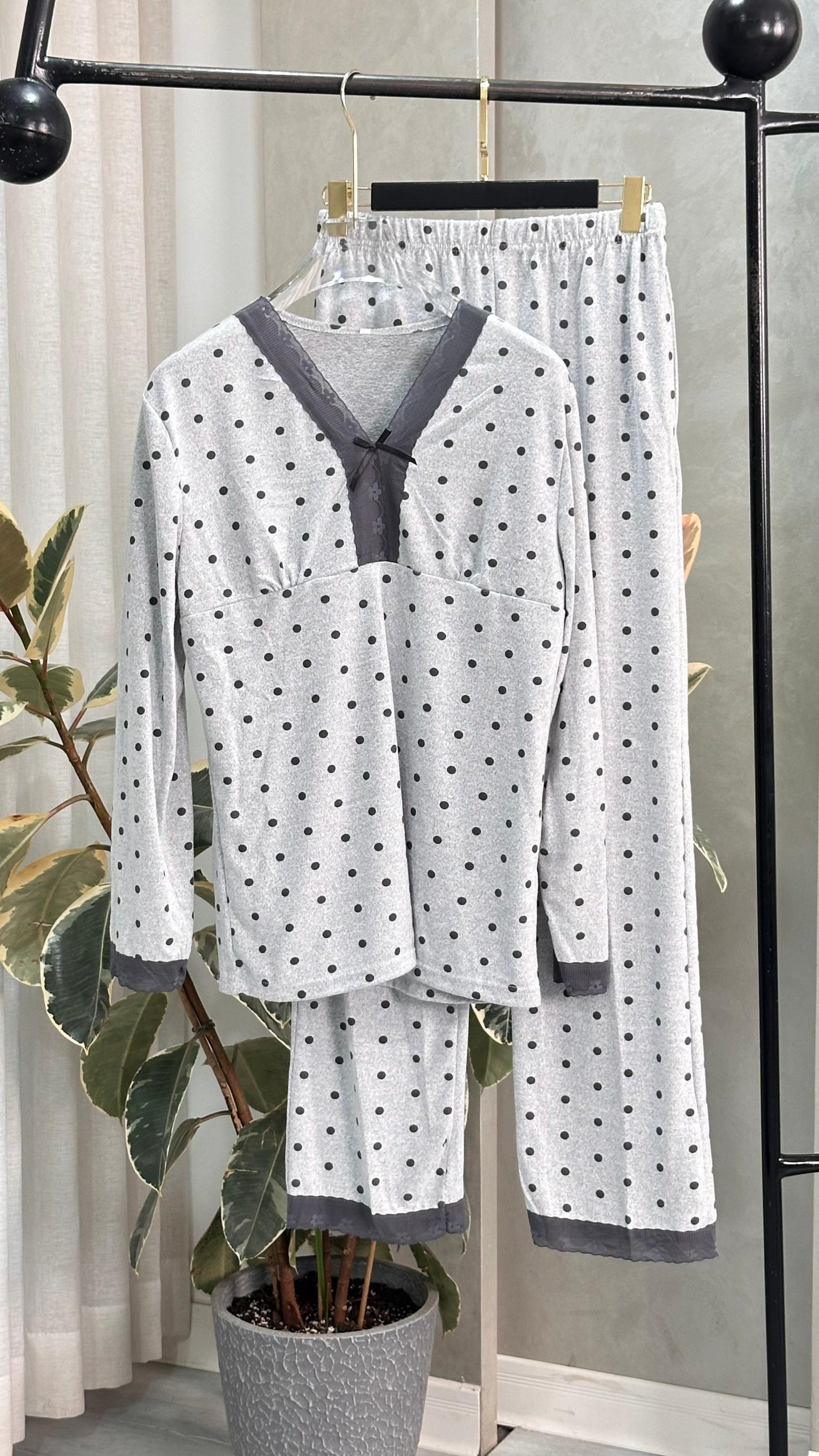 بيجامة نسائي منقطة