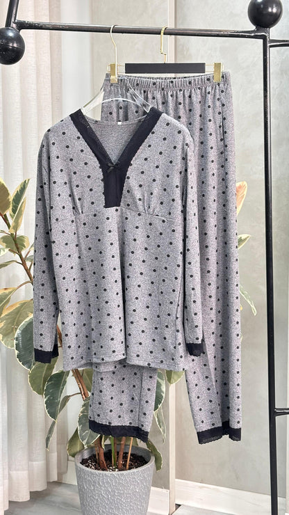 بيجامة نسائي منقطة