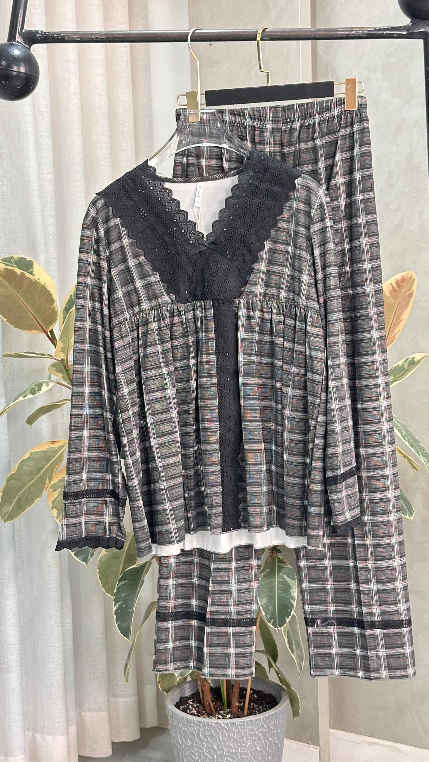 بيجامة نسائي بحواف