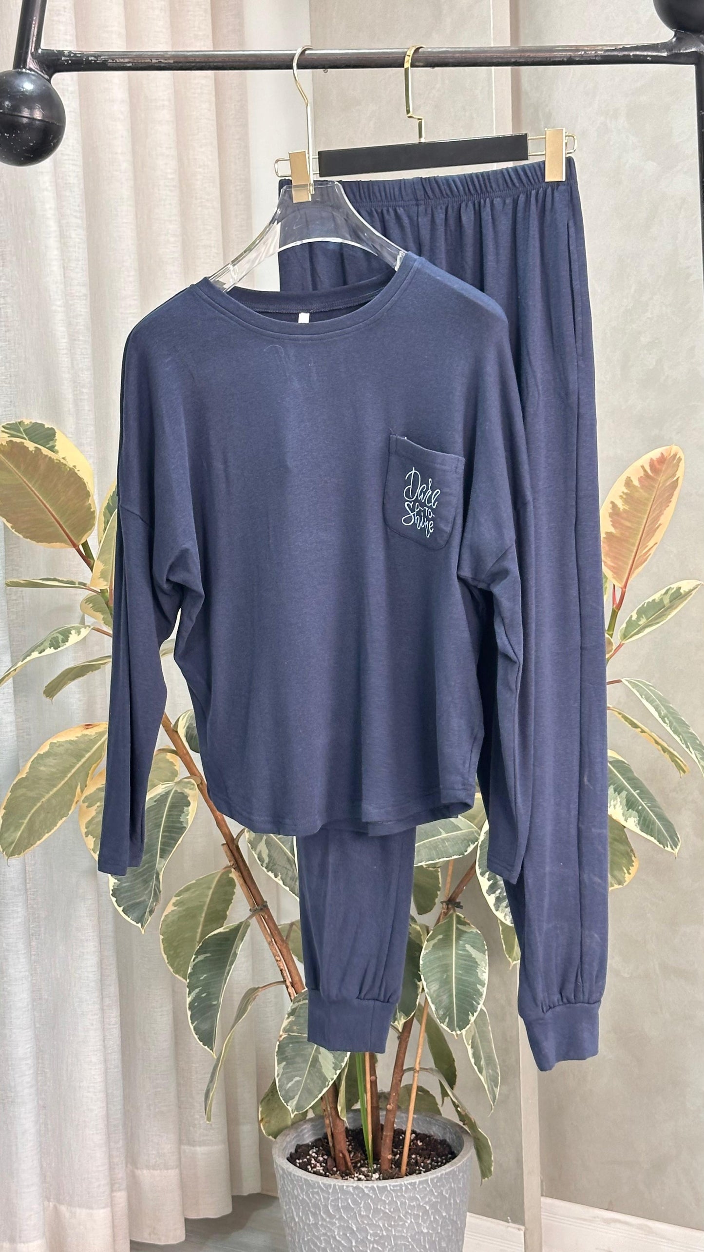 بيجامة نسائي ياقة بقصة دائرية