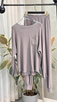 بيجامة نسائي ياقة بقصة دائرية